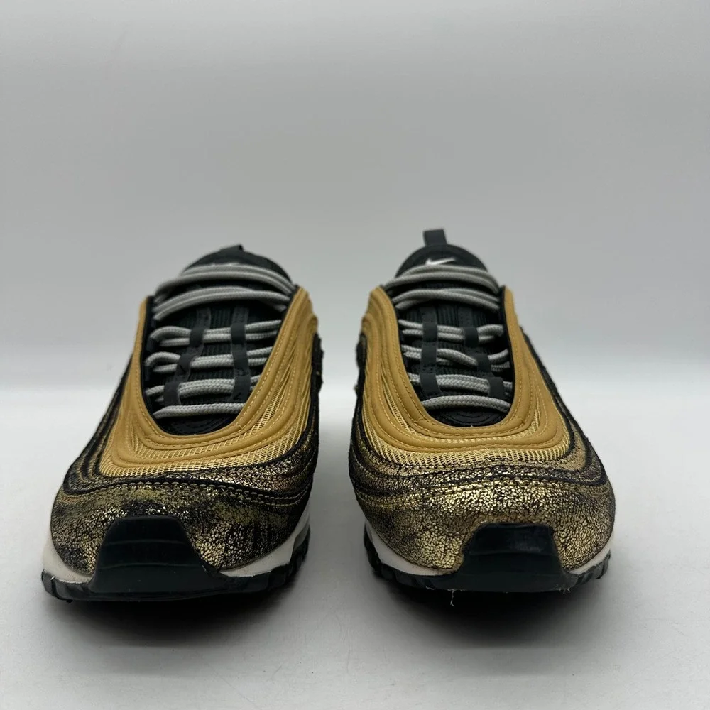 Nike athleisure visible